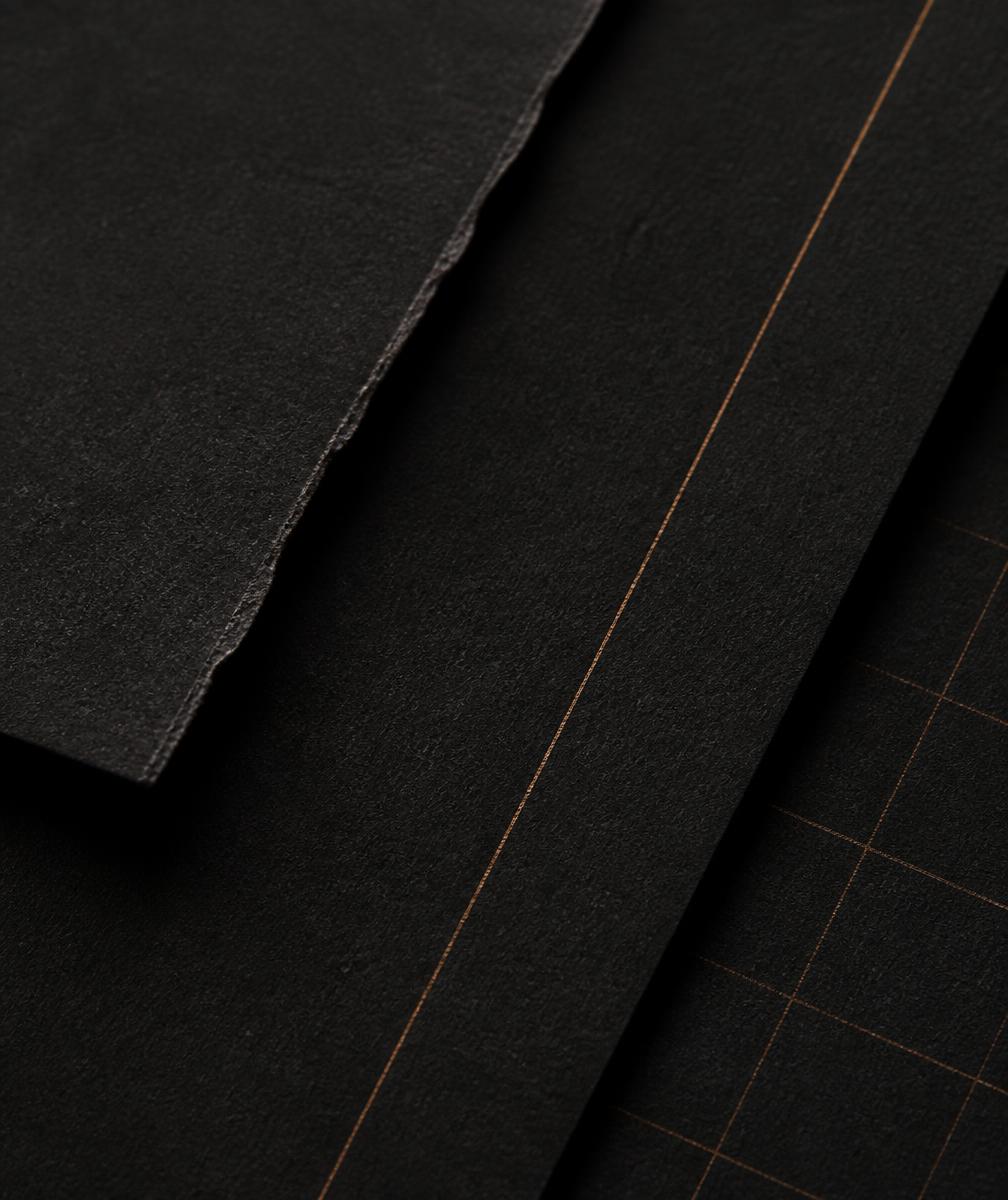 Dunkle Papierstruktur mit feiner Bronze-Linie